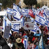 Des dizaines de milliers d'Israéliens étaient descendus dans les rues dimanche soir et lundi après l'annonce dimanche du limogeage du ministre de la Défense Yoav Gallant.